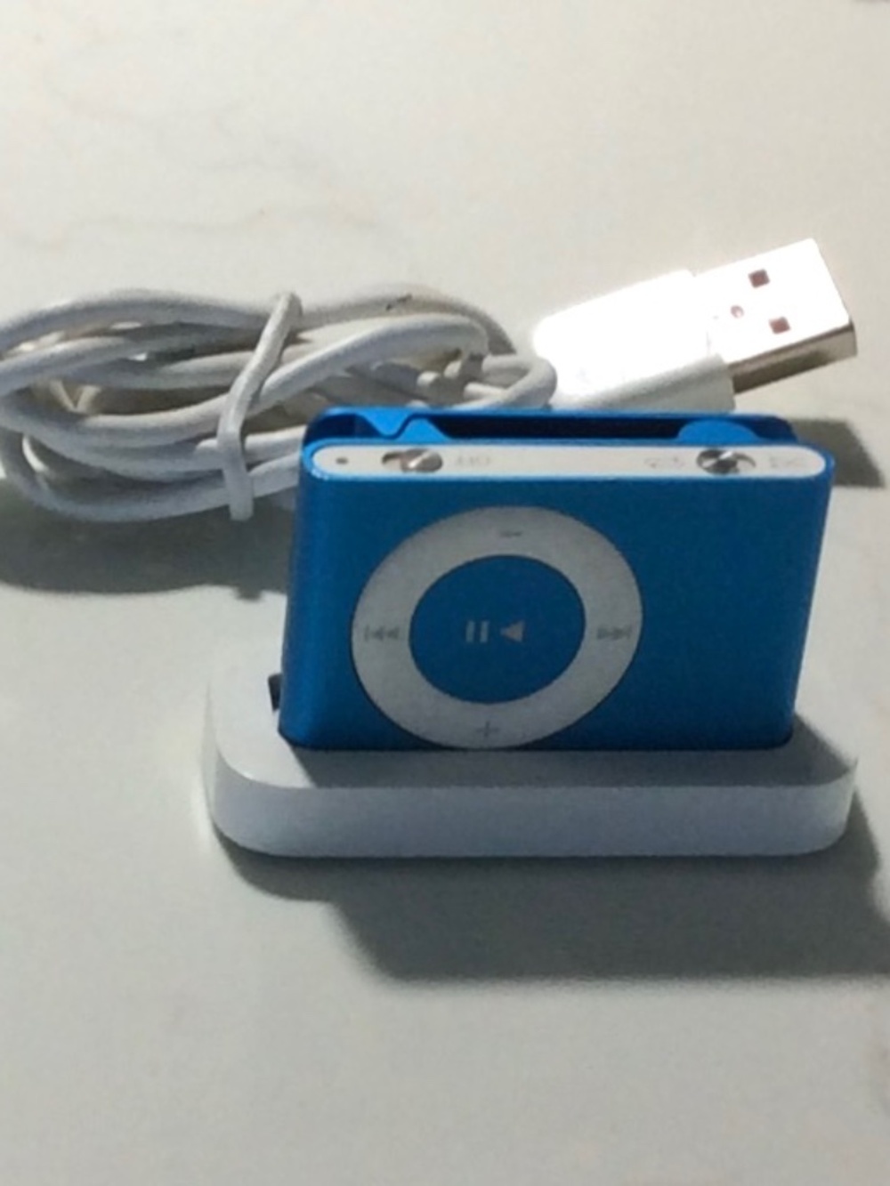 Apple iPod Shuffle 4th Generation 2 GB with Charging Dock & Charging Cable